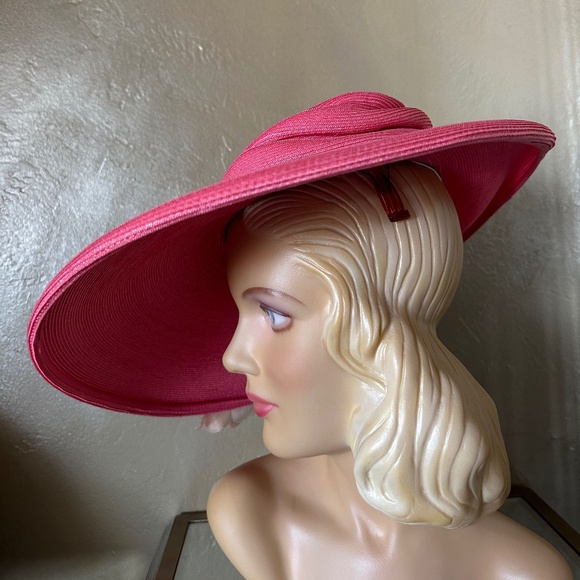 VIBRANT 1960s\' DESIGNER PINK STRAW WIDE BRIM HAT WITH WHITE FABRIC FLOWER main image 11